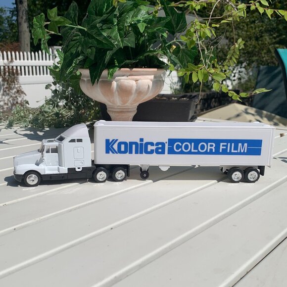 4pc Collectible Semi-Trucks - Picture 8 of 15